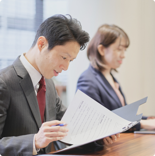 PCのキーボードを操作する手元の写真